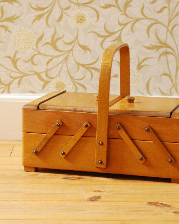 ソーイングボックス　アンティーク家具　イギリスのアンティークの収納ボックス、木製で温かみのあるソーイングボックス 。持ち運びもラクラクです持ち手が付いているので移動もラクラクです。(x-1218-f)