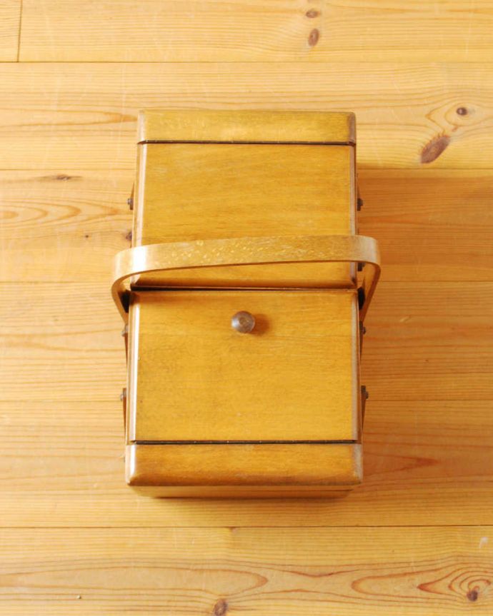 ソーイングボックス　アンティーク家具　イギリスのアンティークの収納ボックス、木製で温かみのあるソーイングボックス 。上から見ると･･･キレイに修復しましたが、アンティークは新品ではないので経年変化による傷がある場合があります。(x-1218-f)