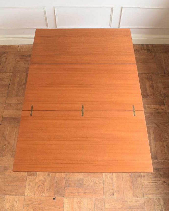 アンティークのテーブル　アンティーク家具　北欧スタイルのヴィンテージ家具、高さまで変えられる便利なダイニングテーブル（elevator table）。やっぱりテーブルは天板が重要やっぱりテーブルで一番気になる全部開いた状態で天板を上から見てみるとこんな感じです。(x-1219-f)