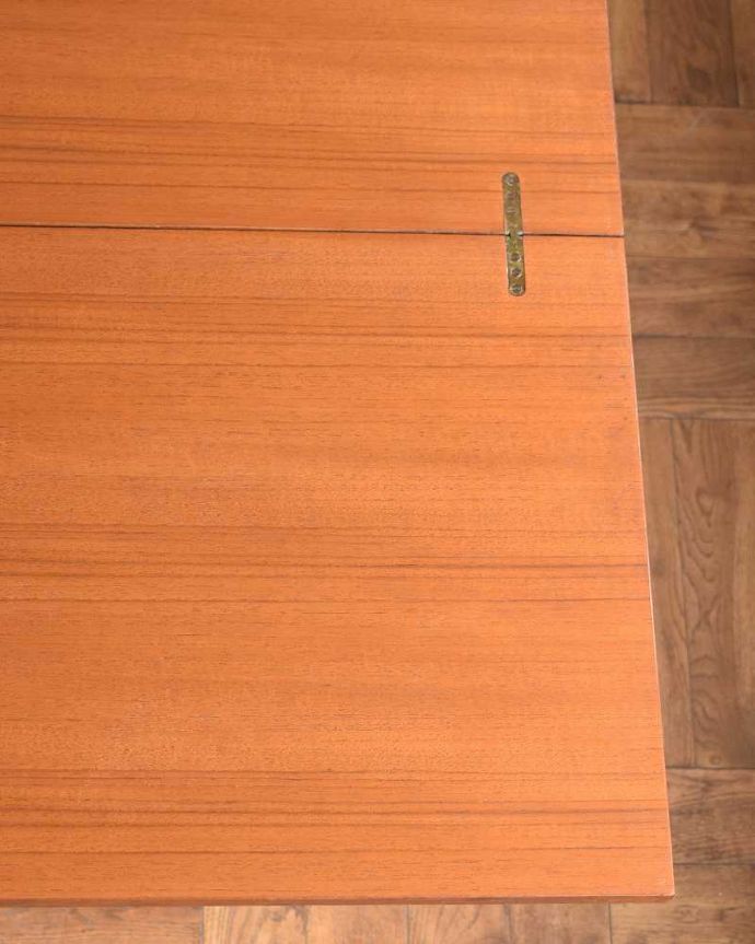 アンティークのテーブル　アンティーク家具　北欧スタイルのヴィンテージ家具、高さまで変えられる便利なダイニングテーブル（elevator table）。シンプルな木目がカッコイイ天板を近くで見てみるとこんな感じ。(x-1219-f)