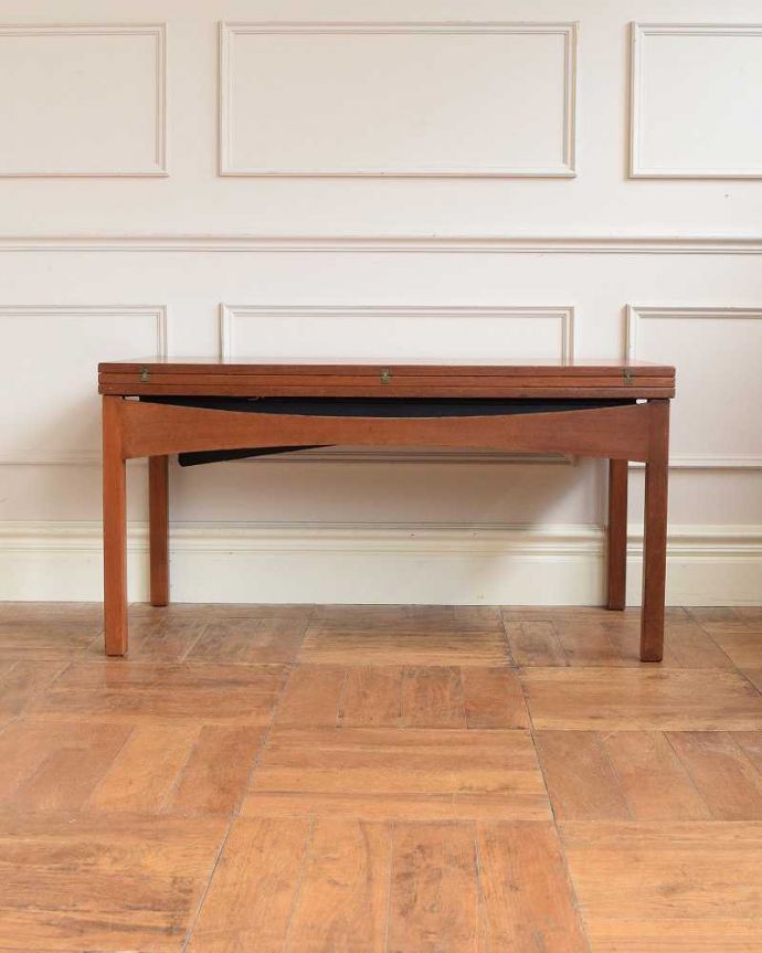 アンティークのテーブル　アンティーク家具　北欧スタイルのヴィンテージ家具、高さまで変えられる便利なダイニングテーブル（elevator table）。低くするとこんな感じすっきり４本脚になります。(x-1219-f)