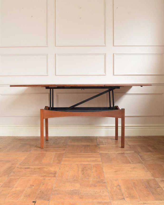 アンティークのテーブル　アンティーク家具　北欧スタイルのヴィンテージ家具、高さまで変えられる便利なダイニングテーブル（elevator table）。両方開くと大きなサイズ！家族が増えた時やみんなが集まった時、両方のリーフを開けば大きなサイズに。(x-1219-f)