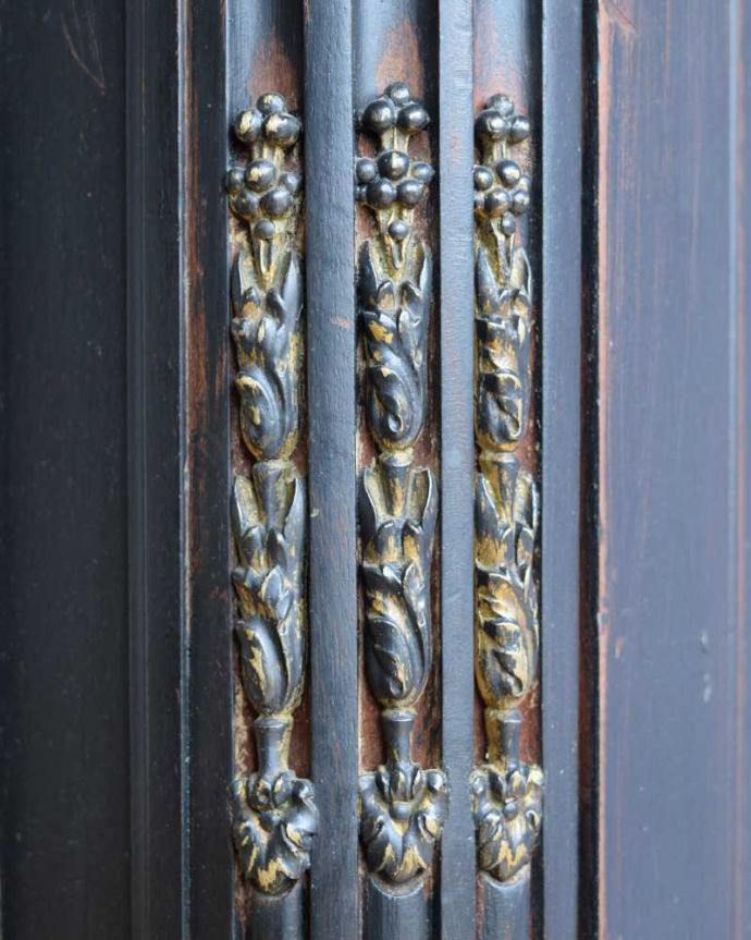 アンティークのキャビネット　アンティーク家具　クールなカラーのアンティーク家具、大人のためのフレンチワードローブ（ガラスキャビネット）。やっぱりココがフランスらしい美しい彫にうっとり･･･ポイントポイントの装飾がキレイです。(x-1221-f)