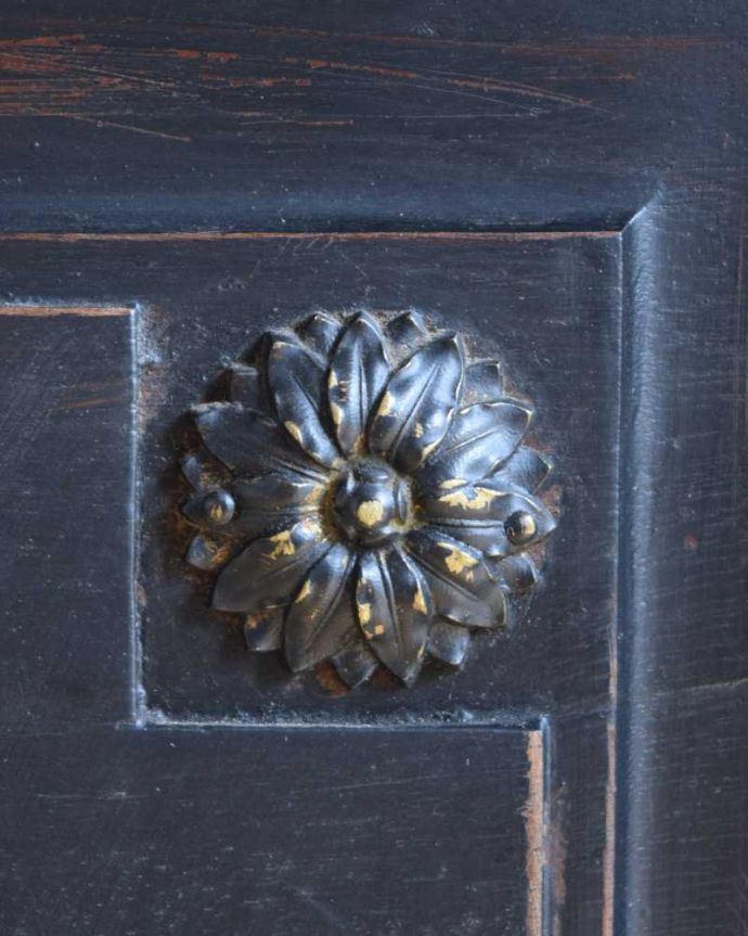 アンティークのキャビネット　アンティーク家具　クールなカラーのアンティーク家具、大人のためのフレンチワードローブ（ガラスキャビネット）。フランスらしい彫が扉を彩ります。(x-1221-f)