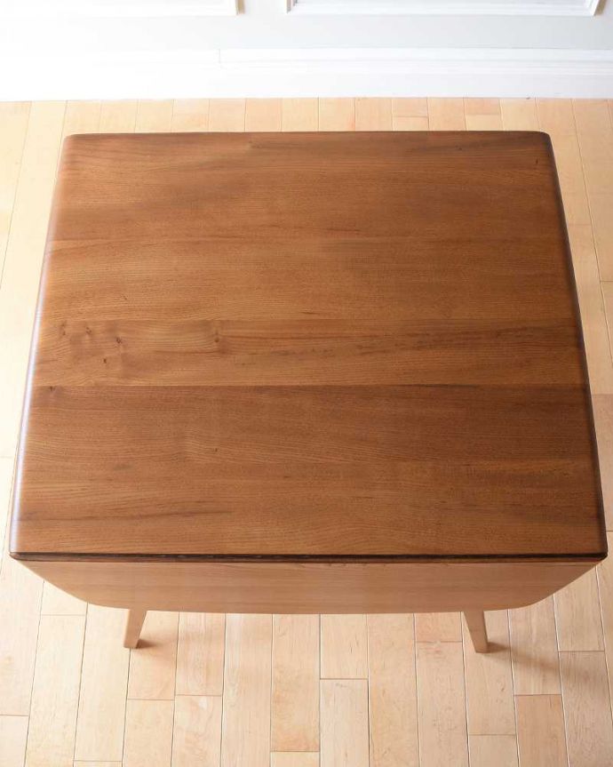 アーコールの家具　アンティーク家具　３パターンのサイズ展開可能、アーコール社のヴィンテージドロップリーフテーブル。畳むとこんなにスリムなサイズリーフを閉じた状態のテーブルを上から見るとこんな感じ。(x-1230-f)