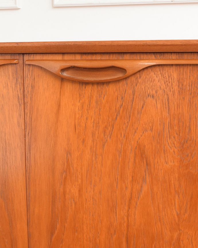 サイドボード　アンティーク家具　憧れていた北欧スタイルのインテリア、ヴィンテージサイドボード。扉の木目があたたかさを演出クールなデザインなのに、なんだかほっとするあたたかさ。(x-1231-f)