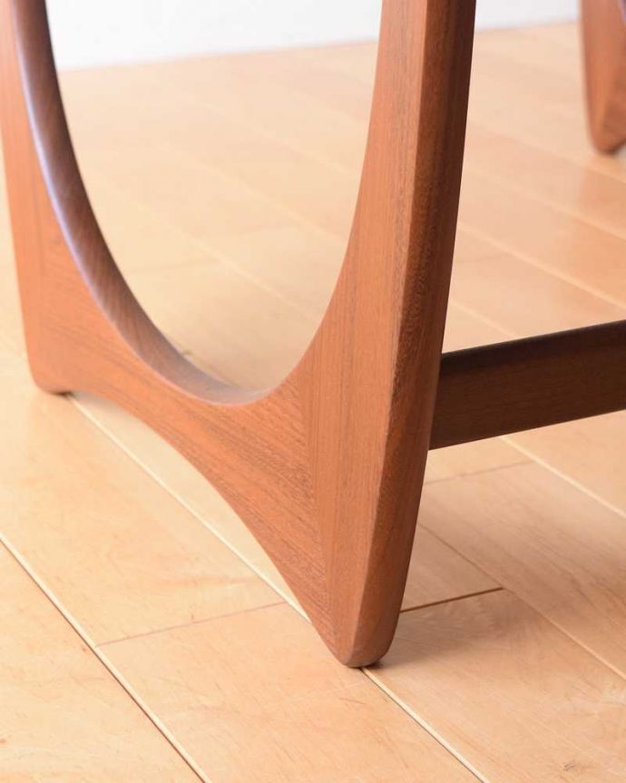 G-PLAN(Gプラン)　アンティーク家具　３つのテーブルがセットで届く！G-PLANのアンティークネストテーブル 。持ち上げなくても移動できます！Handleのアンティークは、脚の裏にフェルトキーパーをお付けしていますので、床を滑らせてれば移動が簡単です。(x-1233-f)