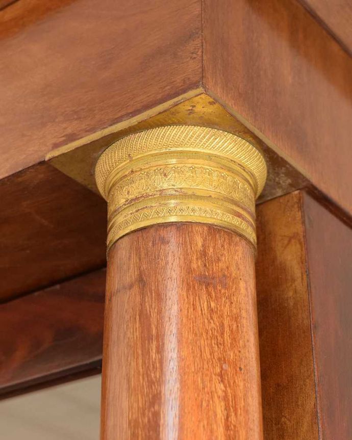 アンティークのキャビネット　アンティーク家具　フランスのゴージャスなアンティーク家具、ガラスキャビネット（本棚） 。フランスらしい装飾フランスらしさの象徴とも言える、優雅なゴールドの装飾。(x-1236-f)