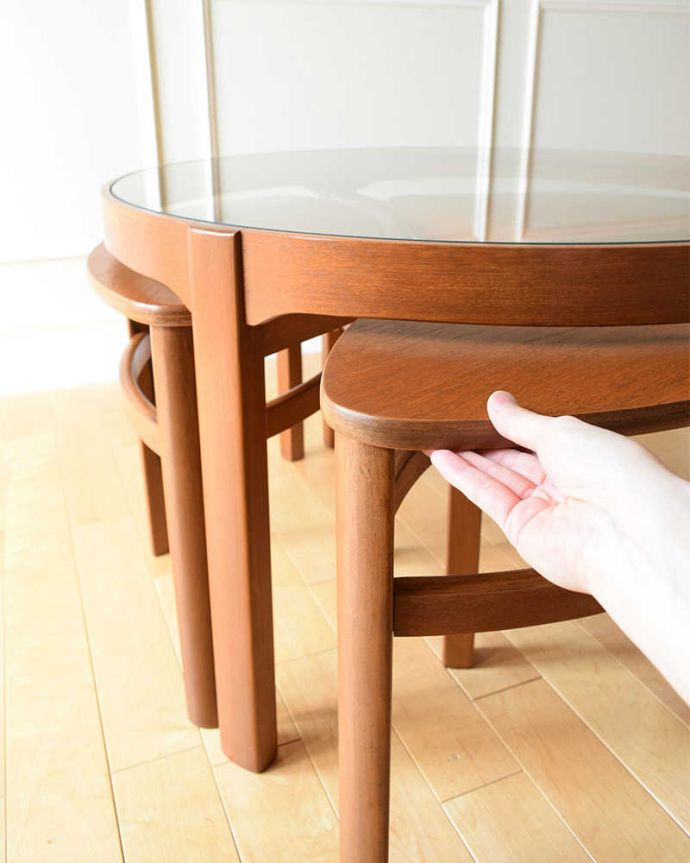 アンティークのテーブル　アンティーク家具　北欧スタイルのヴィンテージ家具、ネイサン社のネストテーブル（４台セット）。ピッタリと収まります大きなテーブルの下に３つの小さなテーブルがキレイに収納されています。(x-1246-f)