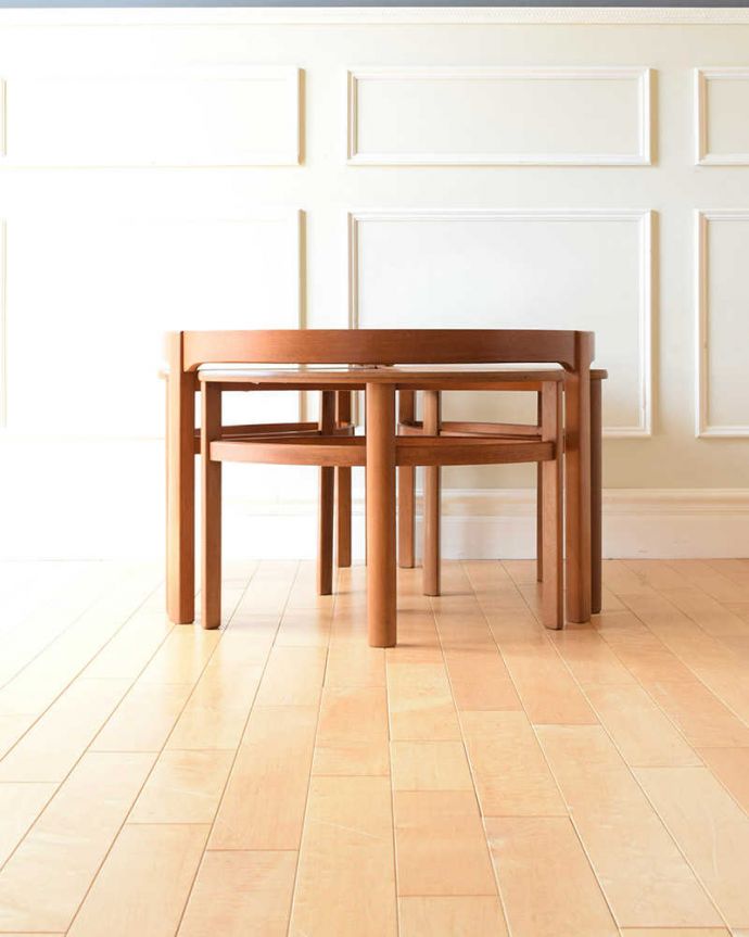 アンティークのテーブル　アンティーク家具　北欧スタイルのヴィンテージ家具、ネイサン社のネストテーブル（４台セット）。横から見てみると･･･4つがキレイに重なって、さらにスッキリとカッコイイ姿。(x-1246-f)