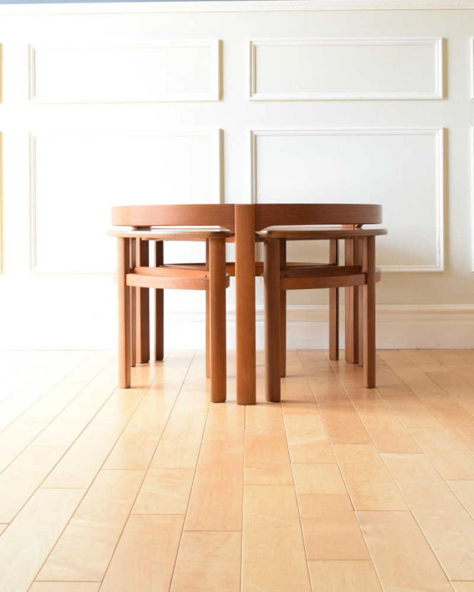 アンティークのテーブル　アンティーク家具　北欧スタイルのヴィンテージ家具、ネイサン社のネストテーブル（４台セット）。見る角度によって見え方が違います。(x-1246-f)