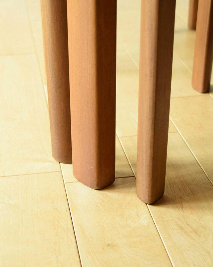 アンティークのテーブル　アンティーク家具　北欧スタイルのヴィンテージ家具、ネイサン社のネストテーブル（４台セット）。持ち上げなくても移動できます！Handleのアンティークは、脚の裏にフェルトキーパーをお付けしていますので、床を滑らせてれば移動が簡単です。(x-1246-f)