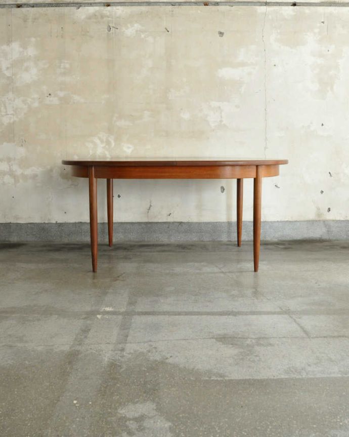G-PLAN(Gプラン)　アンティーク家具　伸張式のG-planのフレスコシリーズ、北欧テイストのダイニングテーブル。横から見た姿は…シンプルなデザインなので、どんなお部屋にも似合っちゃうんです。(x-1250-f)