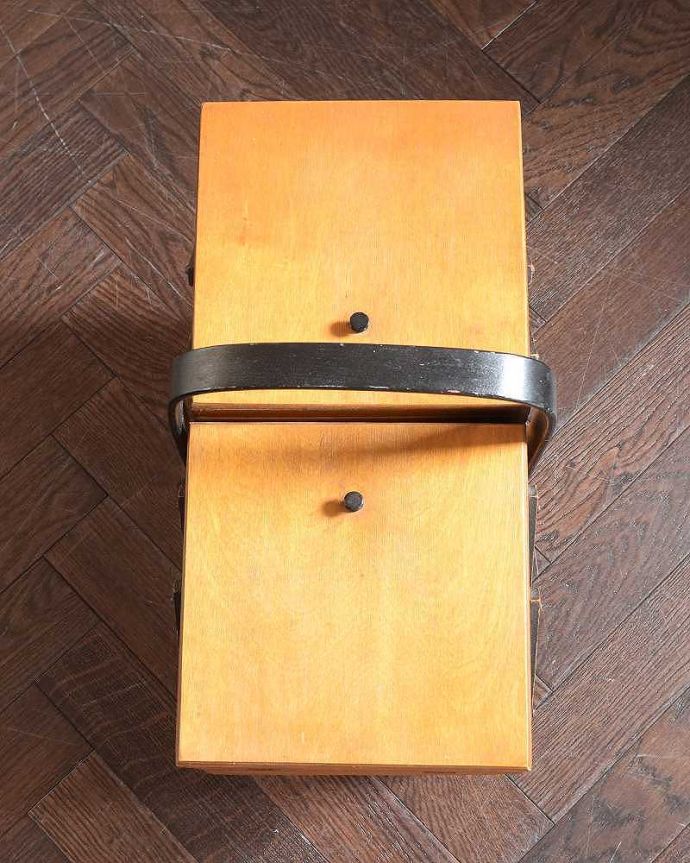 ソーイングボックス　アンティーク家具　ブラックのライン入りのアンティークソーイングボックス（裁縫箱）。上から見ると･･･キレイに修復しましたが、アンティークは新品ではないので経年変化による傷がある場合があります。(x-1251-f)