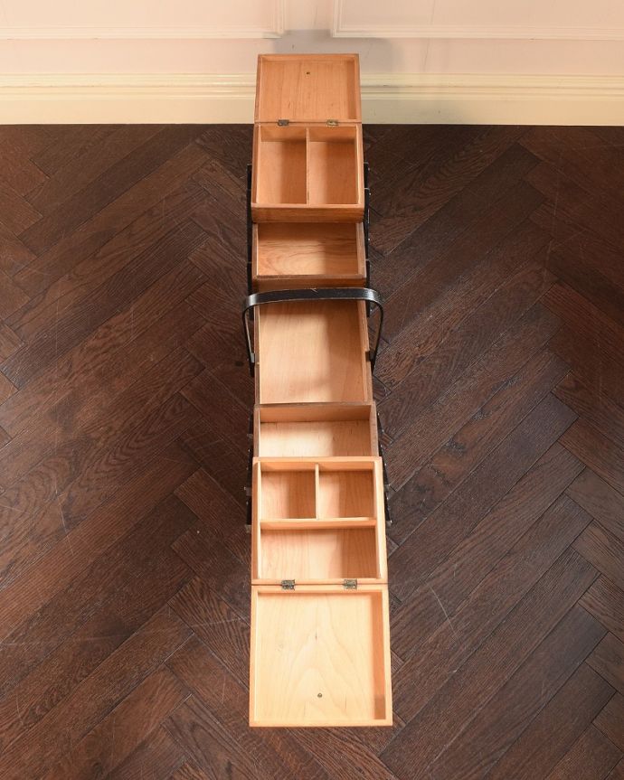 ソーイングボックス　アンティーク家具　イギリスで見つけた持ち手付きのアンティークソーイングボックス（裁縫箱）、。中はこんな感じです。(x-1252-f)