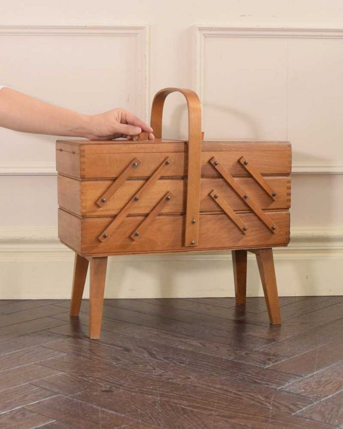 ソーイングボックス　アンティーク家具　可愛い脚付きのイギリスで見つけたアンティークソーイングボックス。女性のためのお裁縫箱今も昔も、女性だったら必ず持っているアンティークのソーイングボックス。(x-1254-f)