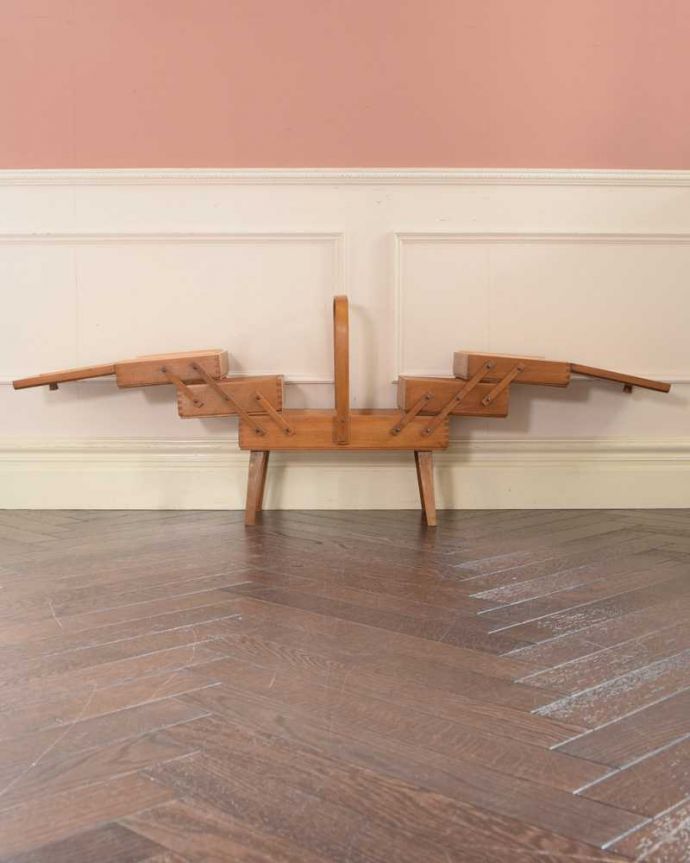 ソーイングボックス　アンティーク家具　可愛い脚付きのイギリスで見つけたアンティークソーイングボックス。見てください！こんな風に広がるんです。(x-1254-f)