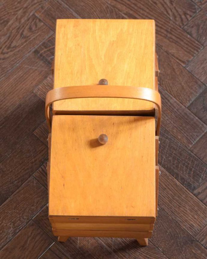 ソーイングボックス　アンティーク家具　可愛い脚付きのイギリスで見つけたアンティークソーイングボックス。上から見ると･･･キレイに修復しましたが、アンティークは新品ではないので経年変化による傷がある場合があります。(x-1254-f)