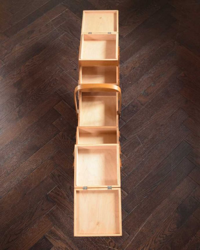 ソーイングボックス　アンティーク家具　可愛い脚付きのイギリスで見つけたアンティークソーイングボックス。中はこんな感じです。(x-1254-f)