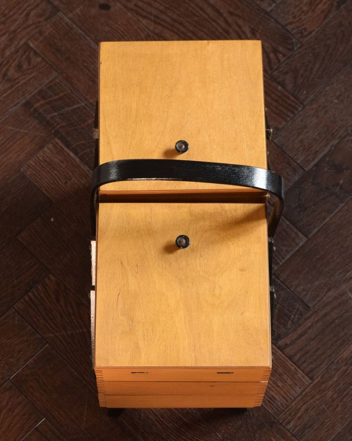 ソーイングボックス　アンティーク家具　イギリスで見つけたたっぷり収納できるアンティークソーイングボックス（裁縫箱）。上から見ると･･･キレイに修復しましたが、アンティークは新品ではないので経年変化による傷がある場合があります。(x-1255-f)