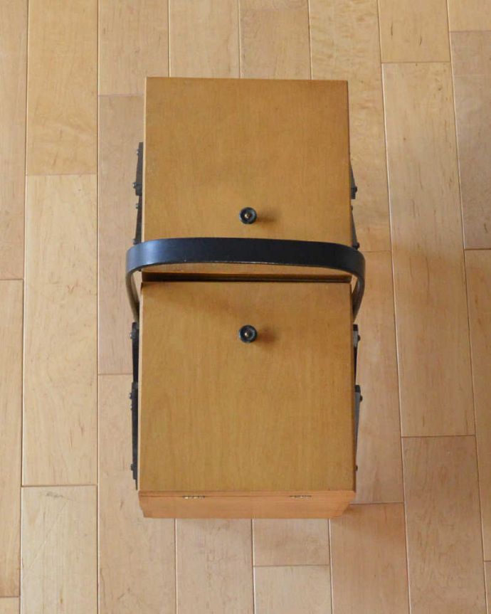 ソーイングボックス　アンティーク家具　ブラックのライン入りのイギリスで見つけたアンティークソーイングボックス、（裁縫箱） 。上から見ると･･･キレイに修復しましたが、アンティークは新品ではないので経年変化による傷がある場合があります。(x-1256-f)