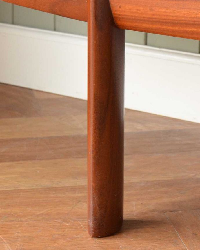 アンティークのキャビネット　アンティーク家具　北欧スタイルの暮らしを彩るインテリア、イギリスのwhite＆newton社のアンティーク サイドボード。スッキリとした脚の裏には…Handleの家具の脚裏にはフェルトキーパーをお付けしています。(x-1258-f)