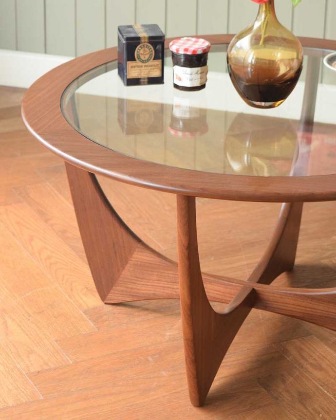 G-PLAN(Gプラン)　アンティーク家具　カッコイイG-planのヴィンテージコーヒーテーブル（ガラストップ）。木×ガラスが作り出すクールな優しさあたたかい木材の上にクールなガラス天板を乗せたシンプルなデザインは、見た目だけじゃなく使い勝手もバツグン。(x-1262-f)
