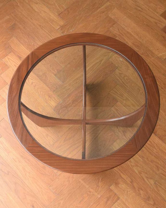 G-PLAN(Gプラン)　アンティーク家具　カッコイイG-planのヴィンテージコーヒーテーブル（ガラストップ）。上から見るとこんな感じやっぱりテーブルは天板が重要。(x-1262-f)