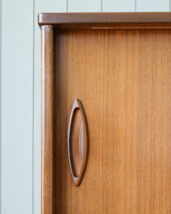 サイドボード　アンティーク家具　北欧スタイルの暮らしを彩るインテリア、使いやすいサイズのヴィンテージのサイドボード 。扉の木目があたたかさを演出クールなデザインなのに、なんだかほっとするあたたかさ。(x-1268-f)