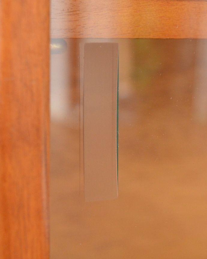 アンティークのキャビネット　アンティーク家具　本棚や飾り棚に使えるヴィンテージ家具、引き戸タイプのガラスキャビネット。ガラス戸の取っ手引き戸のガラス戸の取っ手です。(x-1271-f)