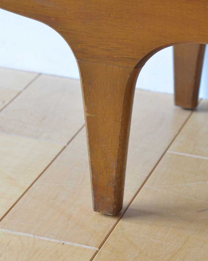 アンティークのキャビネット　アンティーク家具　シンプルでかっこいい、引き戸タイプのヴィンテージガラスキャビネット。スッキリとした脚の裏には…Handleの家具の脚裏にはフェルトキーパーをお付けしています。(x-1273-f)