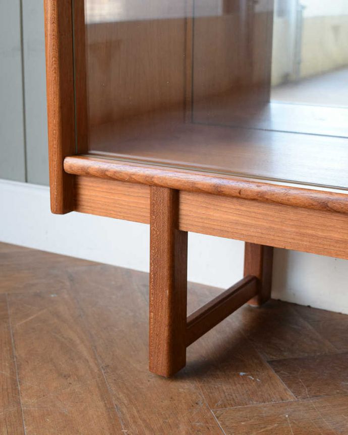 アンティークのキャビネット　アンティーク家具　turnidge社のミラー付きヴィンテージグラスキャビネット（ショーケース）。スッキリとした脚の裏には…Handleの家具の脚裏にはフェルトキーパーをお付けしています。(x-1274-f)