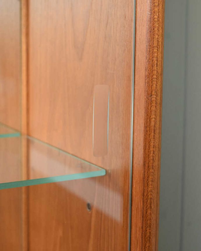 アンティークのキャビネット　アンティーク家具　turnidge社のミラー付きヴィンテージグラスキャビネット（ショーケース）。ガラス戸の取っ手引き戸のガラス戸の取っ手です。(x-1274-f)