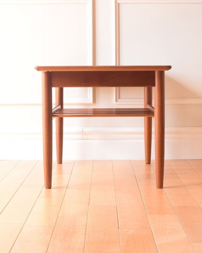 G-PLAN(Gプラン)　アンティーク家具　北欧系のヴィンテージ家具、G-planの棚が付いた便利なコーヒーテーブル 。横から見てみてもカッコいい！北欧スタイルのテーブルは、横から見てもやっぱりスマートでカッコいいんです。(x-1275-f)