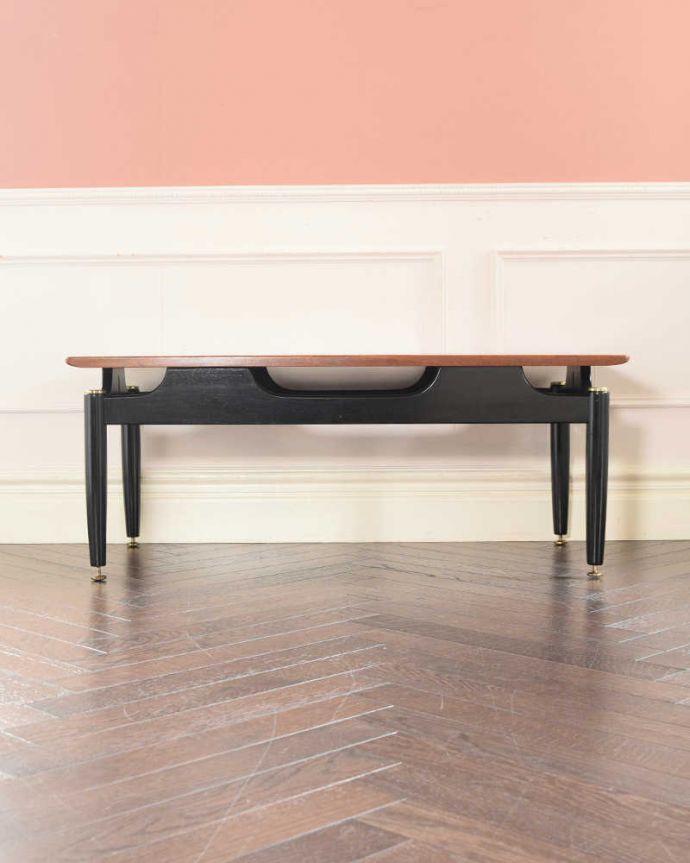 G-PLAN(Gプラン)　アンティーク家具　トラー＆ブラック（Tola＆Black）のヴィンテージ家具、G-planのコーヒーテーブル。横から見てみてもカッコいい！北欧スタイルのテーブルは、横から見てもやっぱりスマートでカッコいいんです。(x-1278-f)