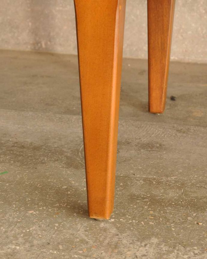 アンティークのキャビネット　アンティーク家具　北欧インテリアに合うビンテージ家具、ネイサン社のチーク材サイドボード。スッキリとした脚の裏には…Handleの家具の脚裏にはフェルトキーパーをお付けしています。(x-1284-f)
