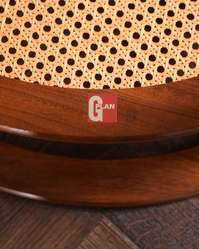 G-PLAN(Gプラン)　アンティーク家具　初めて見つけたG-planのヴィンテージのガラストップコーヒーテーブル。タグが付いていますG-planのタグが残っていました。(x-1287-f)