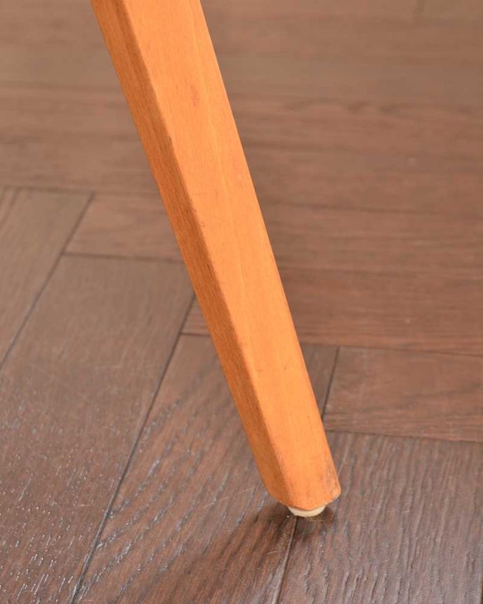 アーコールの家具　アンティーク家具　３つのサイズが楽しめるアーコール社のヴィンテージドロップリーフテーブル（スクエア）。持ち上げなくても移動できます！Handleのアンティークは、脚の裏にフェルトキーパーをお付けしていますので、持ち上げなくても床を滑らせて移動させることが出来ます。(x-1288-f)