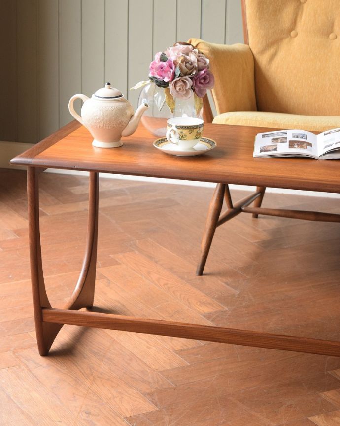 G-PLAN(Gプラン)　アンティーク家具　３つのテーブルがセットで届く英国のビンテージ家具、G-PLANのネストテーブル。クールに決まるスッキリデザイン。(x-1295-f)