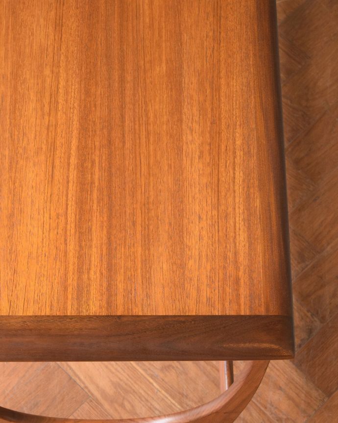 G-PLAN(Gプラン)　アンティーク家具　３つのテーブルがセットで届く英国のビンテージ家具、G-PLANのネストテーブル。近くで見てみると･･･修復の際、塗装も一度剥離してキレイに修復しているのでピッカピカです。(x-1295-f)