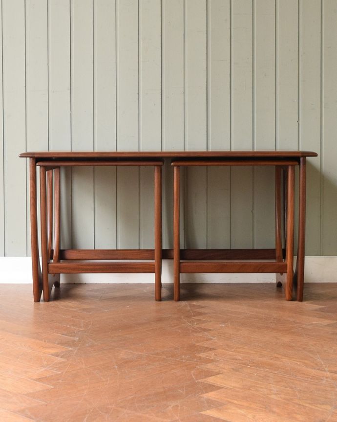 G-PLAN(Gプラン)　アンティーク家具　３つのテーブルがセットで届く英国のビンテージ家具、G-PLANのネストテーブル。横から見てみると･･･3つがキレイに重なって、さらにスッキリとカッコイイ姿。(x-1295-f)