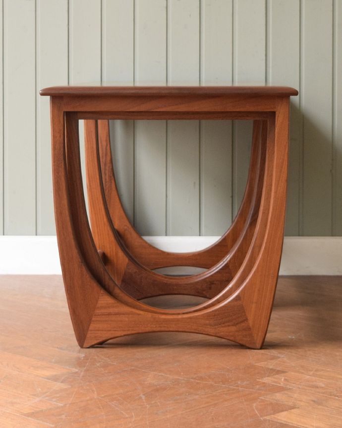 G-PLAN(Gプラン)　アンティーク家具　３つのテーブルがセットで届く英国のビンテージ家具、G-PLANのネストテーブル。見る角度によって見え方が違います。(x-1295-f)