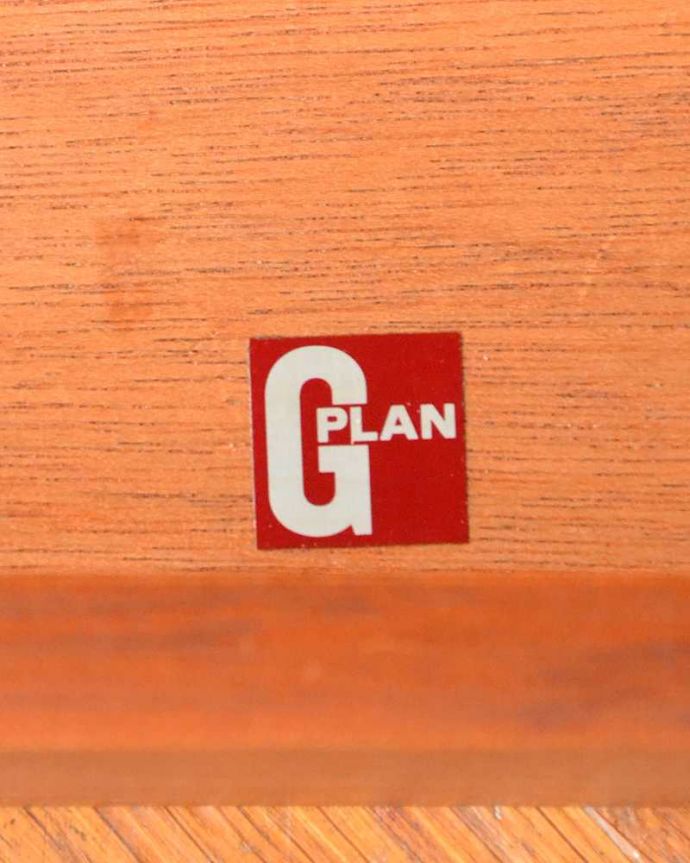 G-PLAN(Gプラン)　アンティーク家具　めずらしい折り戸タイプのビンテージ家具、G-plan「チーク」のサイドボード。タグが付いていますG-planのタグが残っていました。(x-1297-f)