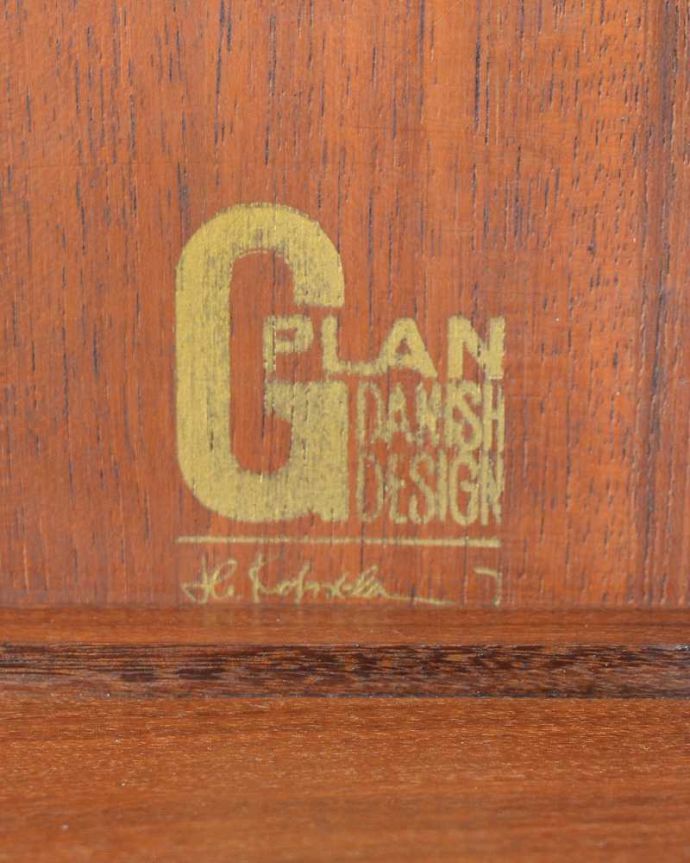 G-PLAN(Gプラン)　アンティーク家具　北欧スタイルのビンテージ家具、G-planのDanishデザイン棚付きローテーブル 。めずらしいラーセンデザインラーセンのサインとE.Gomme社の社名を刻んだエンボスが入っています。(x-1299-f)
