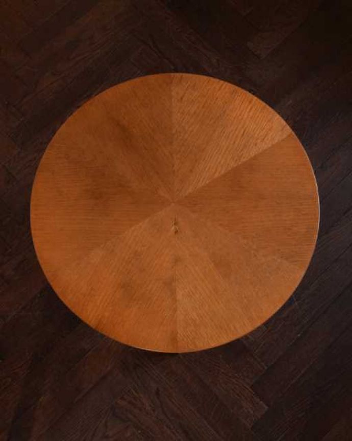 アンティークのテーブル　アンティーク家具　フランス生まれのヴィンテージ家具、天板のデザインがお洒落なコーヒーテーブル。上から見るとこんな感じ。(x-1301-f)