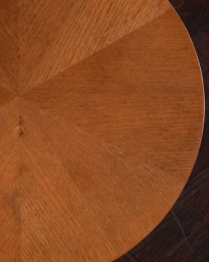 アンティークのテーブル　アンティーク家具　フランス生まれのヴィンテージ家具、天板のデザインがお洒落なコーヒーテーブル。近づいて見てみると･･･天板を近くで見て下さい。(x-1301-f)