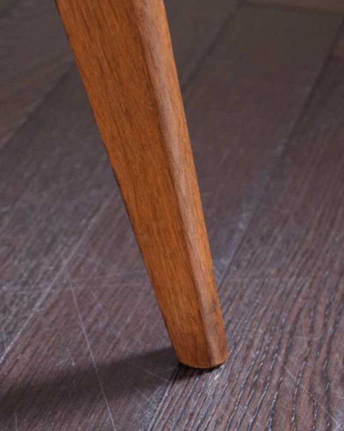 アンティークのテーブル　アンティーク家具　フランス生まれのヴィンテージ家具、天板のデザインがお洒落なコーヒーテーブル。持ち上げなくても移動できます！Handleのアンティークは、脚の裏にフェルトキーパーをお付けしていますので、床を滑らせてれば移動が簡単です。(x-1301-f)