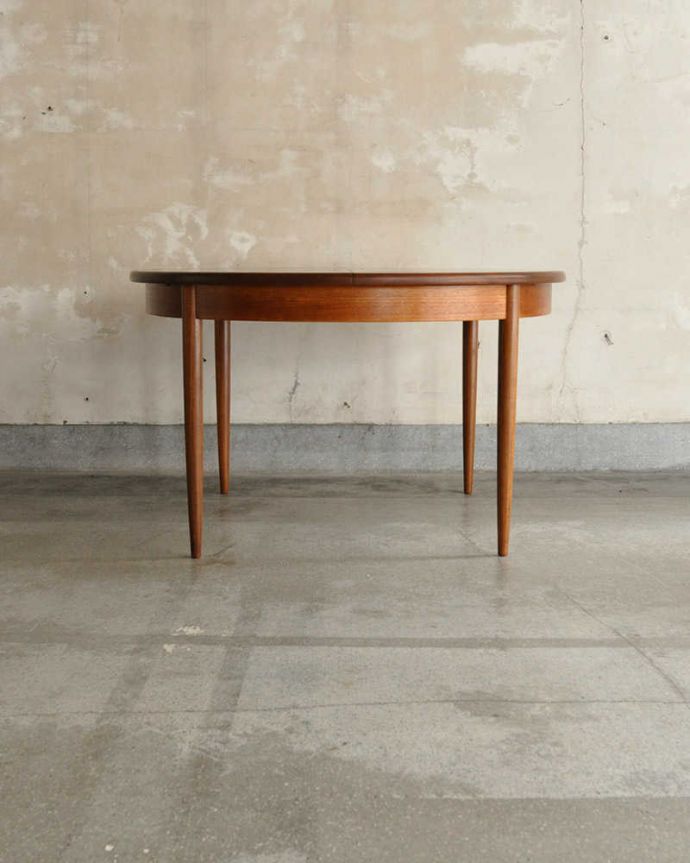 G-PLAN(Gプラン)　アンティーク家具　シンプルな北欧デザインのG-PLAN、フレスコの伸長式テーブル。横から見た姿は…シンプルなデザインなので、どんなお部屋にも似合っちゃうんです。(x-1306-f)