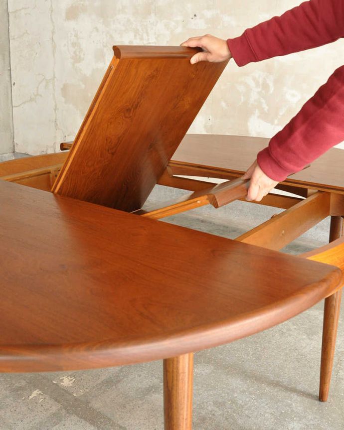G-PLAN(Gプラン)　アンティーク家具　シンプルな北欧デザインのG-PLAN、フレスコの伸長式テーブル。あっという間にサイズ変更OK！天板の真ん中から新しい天板が出てきます。(x-1306-f)