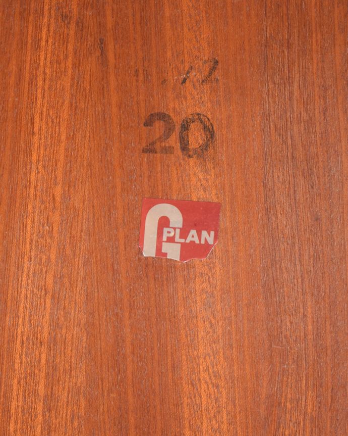 G-PLAN(Gプラン)　アンティーク家具　北欧スタイルのヴィンデージ家具、G-PLANのコーヒーテーブル（棚付き）。タグが付いていますG-planのタグが残っていました。(x-1313-f)